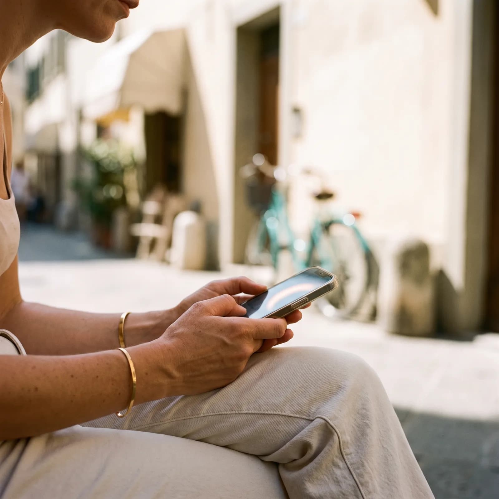 Una cliente seduta su una panchina che legge il promemoria appena arrivato